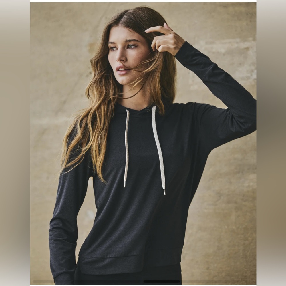 Vuori Halo Essential Hoodie in black heather